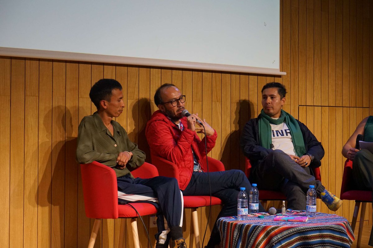 EspaiAvinyo's tweet photo. #COMUNITATS | "De debò les nostres identitats i éssers no van sobreviure a la colonització gràcies a la narració oral?", pregunta José Luis Mendoza de Perú Diversiva.
🔗 Llegeix la crònica de l'activitat 'Devocions còmplices des de la ruralitat': https://t.co/OUGzd8tDU5 https://t.co/JMDhj2UZet