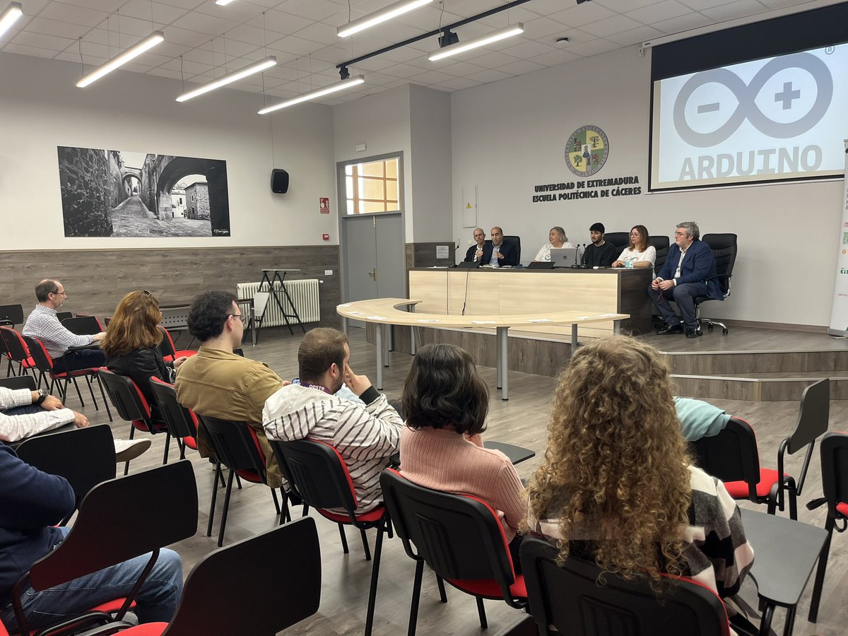 smartopenlab's tweet image. Esta mañana en el acto central de cierre del @ArduinoWeekEx a golpe de viernes con los talleres llenos @EstudiantesEPCC @EPCC_Unex @FIWARESpace @CircularFab @infouex @CatedraTEF_UEx @DihExtremadura @extredigitalday @XtreneMakerLab @ccmijesususon @UExDivulga @JuventudCaceres