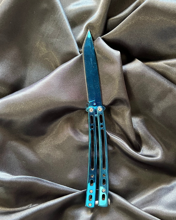 Our collection of cutlery and accessories are not just functional but also a work of art. With our fast and discreet shipping, you can start your collection today! 🌟🗡️📦