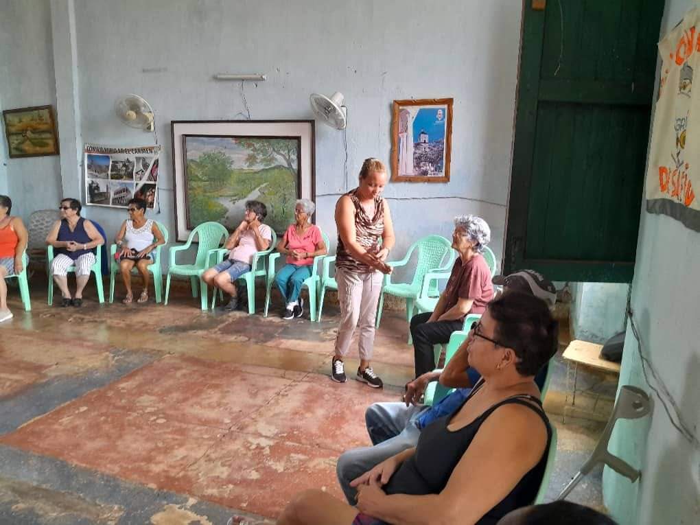 CulturaRem's tweet photo. Diálogo con la Historia, actividad que realiza el Museo Municipal Francisco Javier Balmaseda en la ANCI dedicó su espacio al abanico y al Día Internacional de la poesía.
 #CubaViveEnSuHistoria  #culturaremedios  #LaCulturaEnBuenasManos  #SomosCultura https://t.co/dCWDiPvY6F