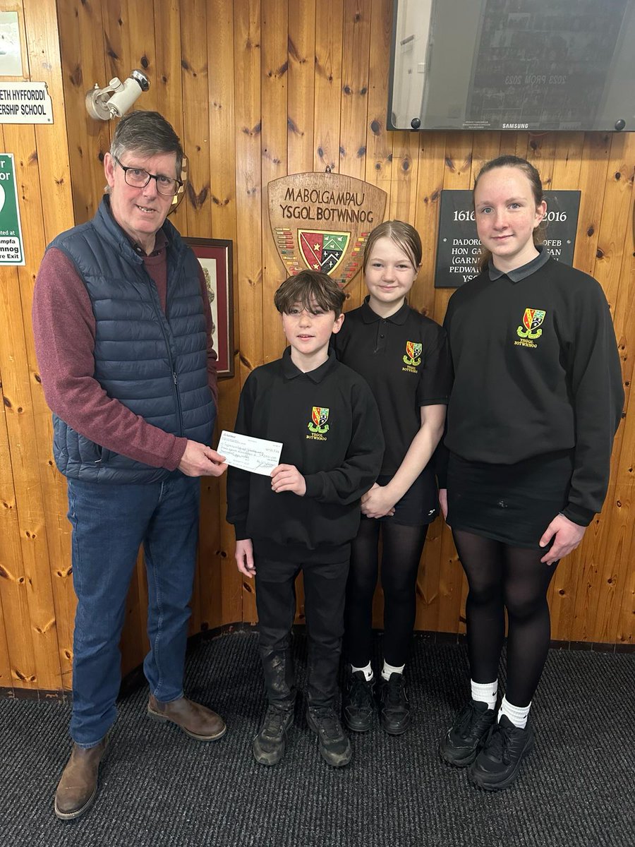 Adran y Gymraeg tweet media