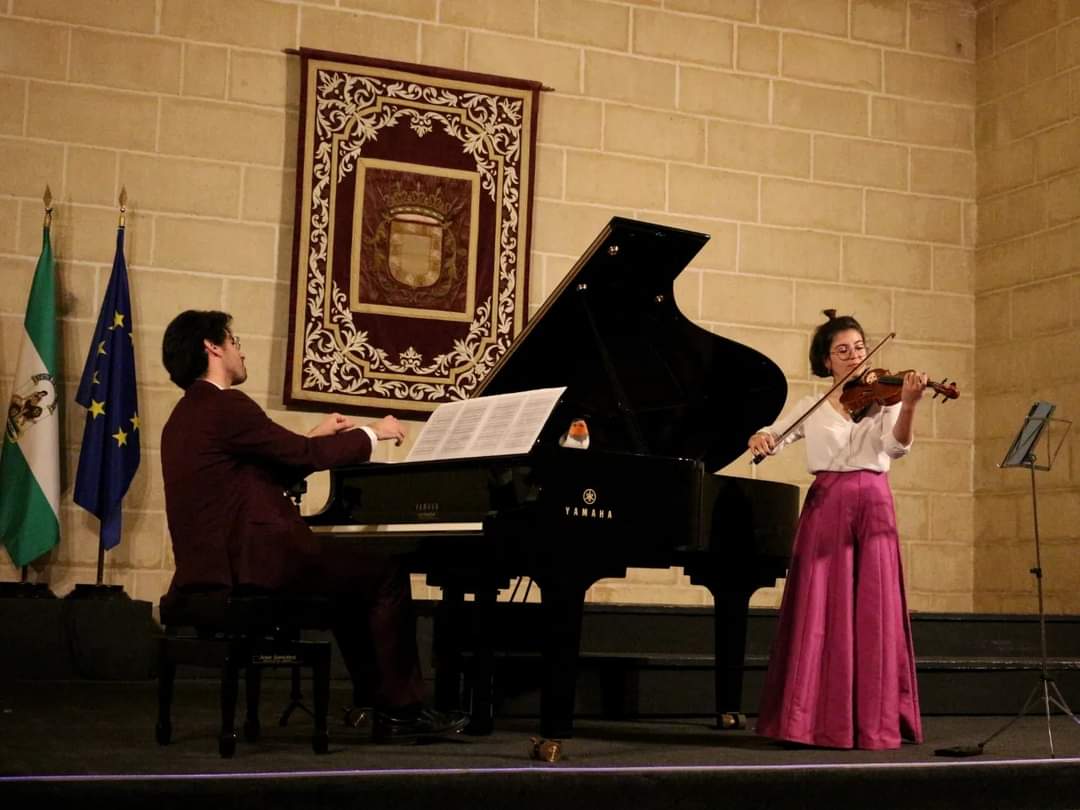 chiclana's tweet photo. @juanjosesv: "Aforo completo y un maravilloso público tuvimos el pasado sábado en Jerez.

Qué gran disfrute lleno de música y reencuentros en una colaboración con @musicry.cem que afortunadamente nunca falta en mi agenda".

📸: @maribelvaru https://t.co/rUTHj50JpX