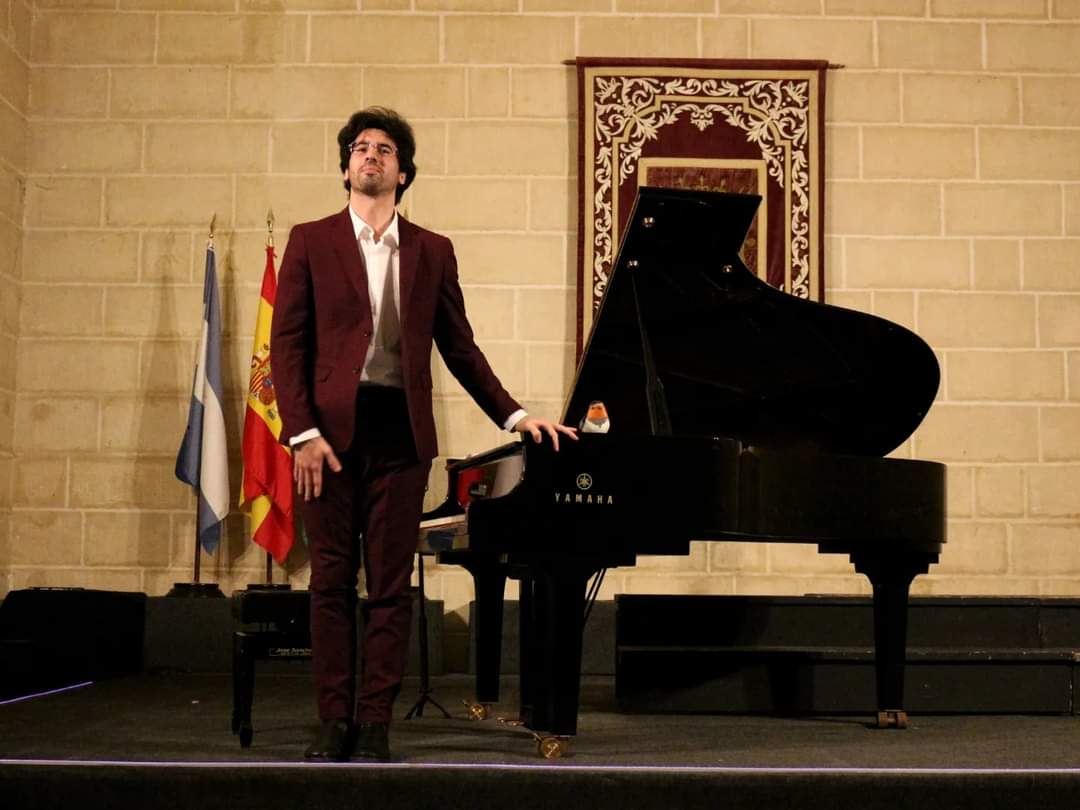 chiclana's tweet photo. @juanjosesv: "Aforo completo y un maravilloso público tuvimos el pasado sábado en Jerez.

Qué gran disfrute lleno de música y reencuentros en una colaboración con @musicry.cem que afortunadamente nunca falta en mi agenda".

📸: @maribelvaru https://t.co/rUTHj50JpX