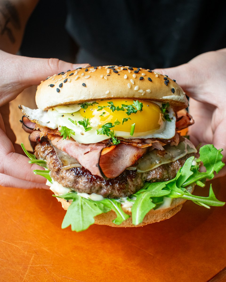 hambrgr's tweet photo. We found the best Easter egg, & it's at Hambrgr St. Paul! ๐ Peep the "Great Egg-Spectations" #CHEFSMASH
Made with 7oz Smash Patty, Sliced Ham, Arugula, Garlic Aioli, Pesto Mayo & a Sunny-Side Up Easter Egg.
Exclusively available at our St. Catharines location 'til April 3rd. https://t.co/inIIUIuslm