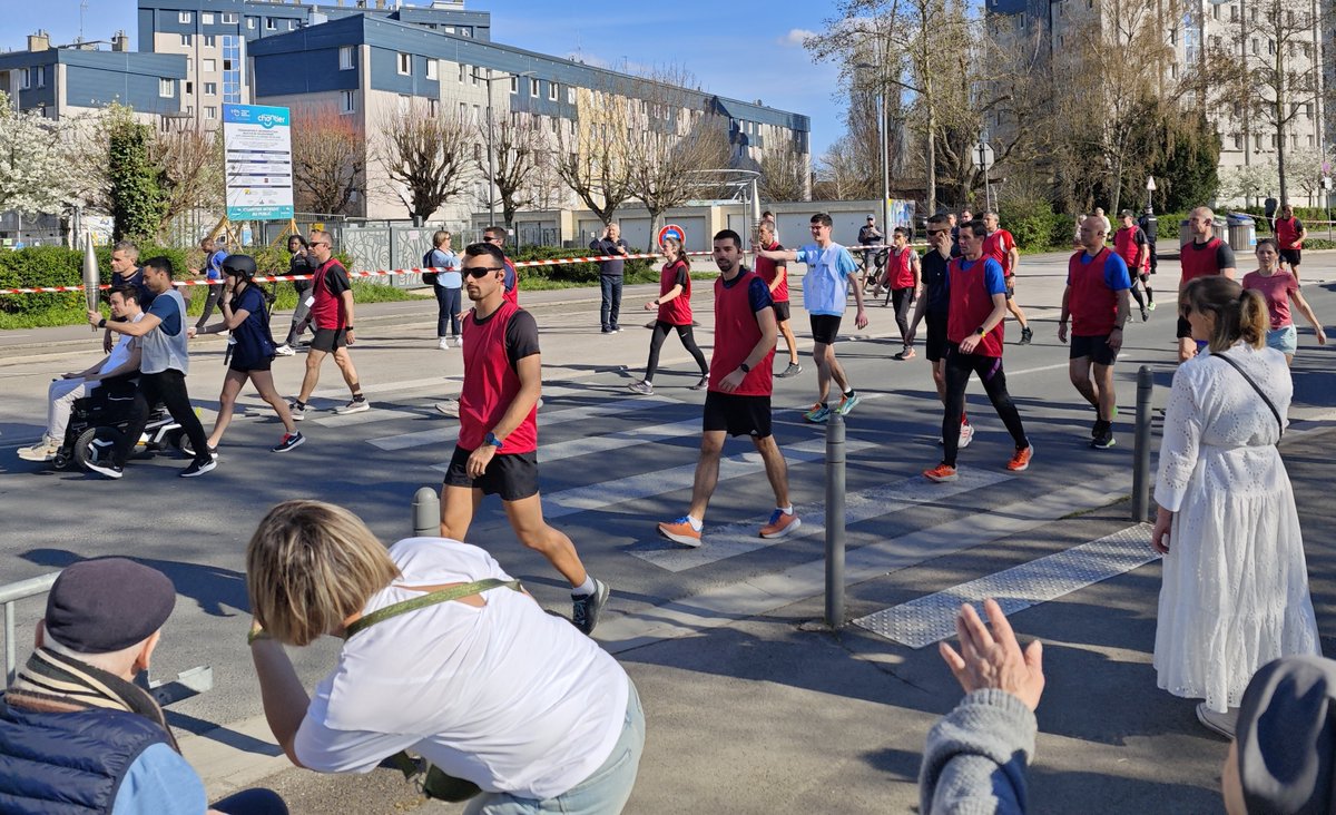 Pour  la répétition du passage de la Flamme Olympique à côté de la maison de  retraite, nous ne pouvions que venir jouer nos curieux... @villedetroyes #maisonderetraite #flammeolympique <a href="/AubeDepartement/">Département de l'Aube</a> #relaisdelaflamme #parís2024 #troyes #aube #testnational