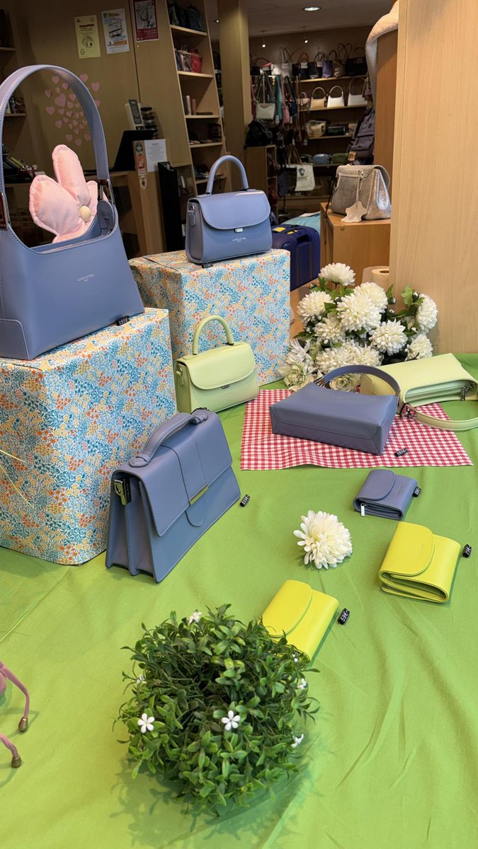 MaroquinerieSac's tweet photo. Nouvelle vitrine de printemps réalisée par Sidonie 🩷🌸🌺 #LancasterParis #Hindbag #printemps #sac #vitrine #Evasion #Maroquinerie #villedEu https://t.co/9F63OoJjcQ