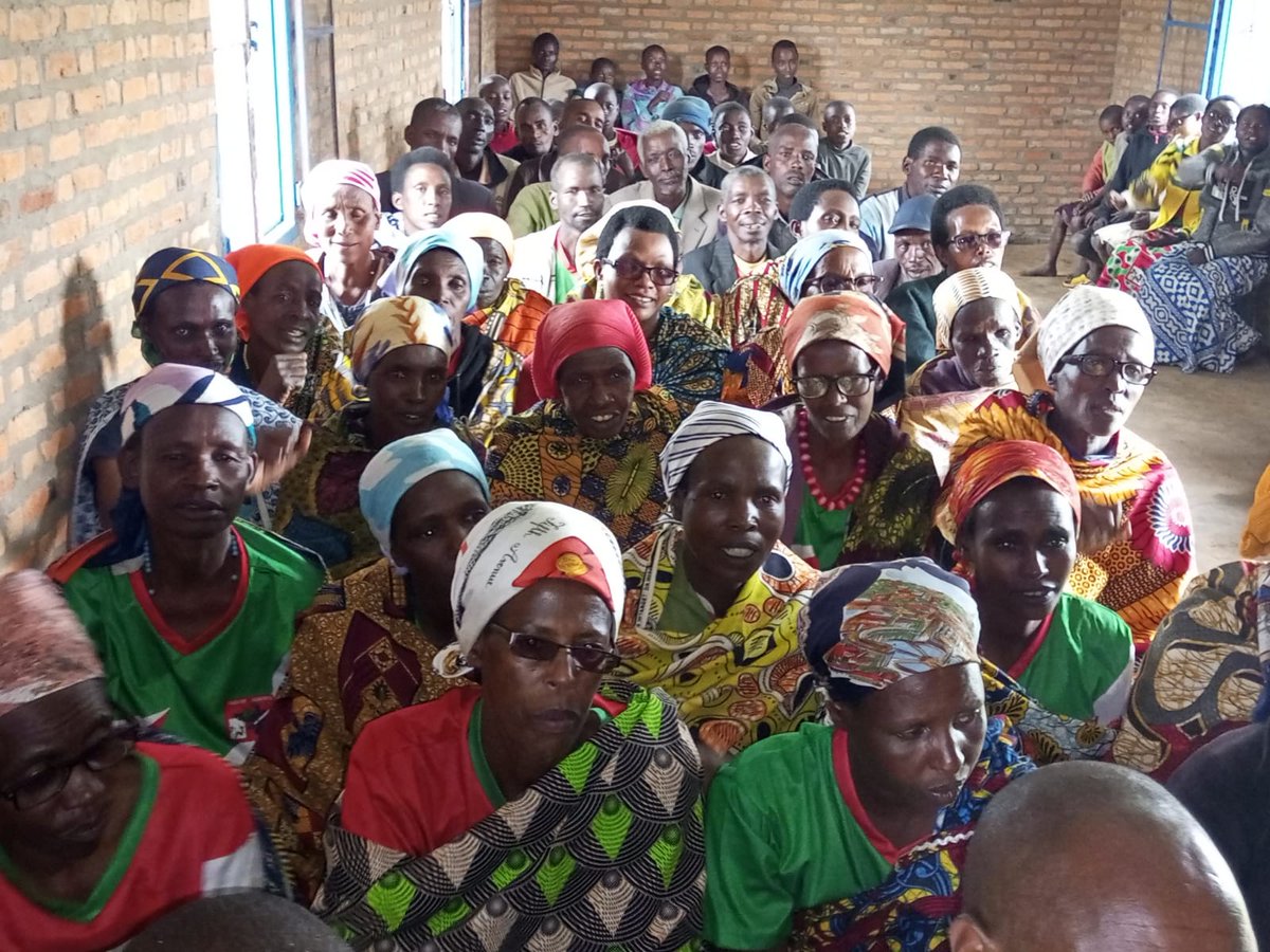 Cnddfdd_Rwibaga's tweet photo. Umunyamabanga w umugambwe muri komine #Rwibaga yashimiye abagumyabanga Ku murindi bariko wo gukunda ibikorwa vy iterambere, umugambwe hamwe no gukomeza ya nyabune mu ntumbero yo gukomeza amahoro n umutekano.
#General_neva
#R_Ndikuriyo
#M_Doriane
#Cnddfddbujumbura
#CnddfddRwibaga https://t.co/YYeLFCxiLl