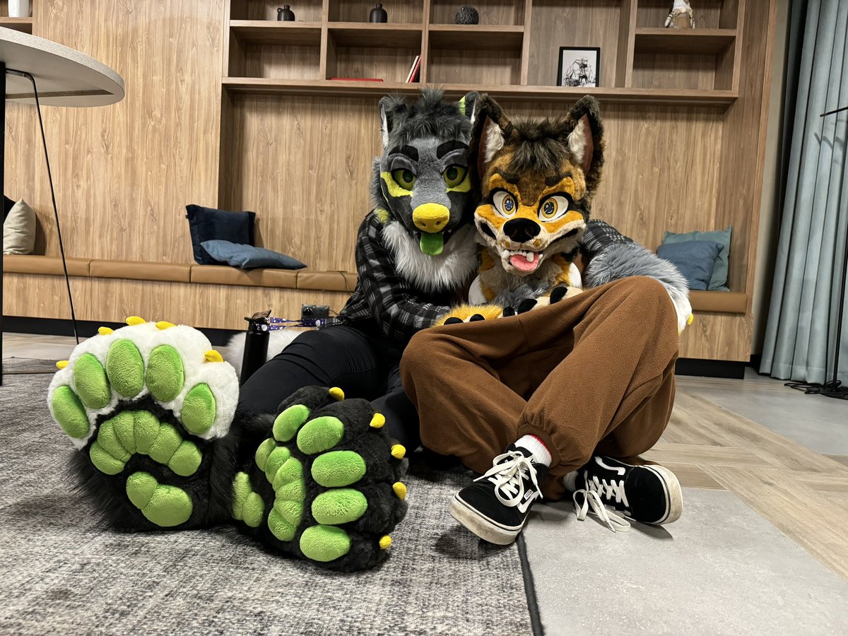 ░░P░A░W░S░░I░N░░B░I░O░░
#FursuitFriday #gdakon2024