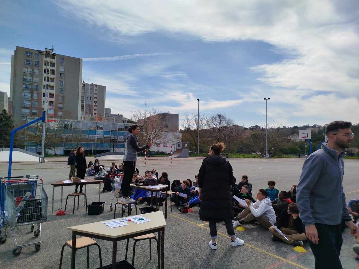 #Semainedesmaths au Collège Pierre Bonnard. Tous les 5e ont brillamment participé à une course d'orientation ponctuée par des énigmes mathématiques, co-organisée par leurs professeurs d'#EPS et de #mathématiques. Un grand merci à tous les participants, élèves et accompagnants🏃📏