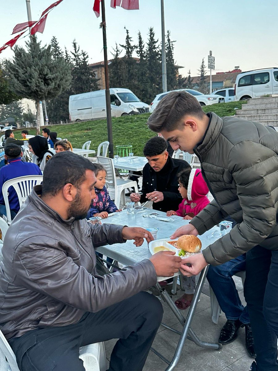#ÜlküOcakları Şanlıurfa İl Başkanlığı Şehitler Sofrasının 12. gününü tamamladık. #İftar çadırımıza teşrif edip, helal soframıza misafir olan tüm vatandaşlarımıza teşekkür ediyoruz.
⬇️⬇️⬇️
<a href="/ayyildirim1/">Ahmet Yiğit Yıldırım</a> 
@demircioglu1071