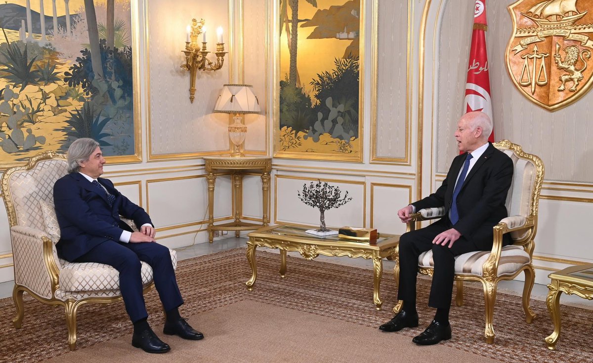 AhmetMisbah's tweet photo. Tunus Cumhurbaşkanı Sayın Kais Saied'e güven mektubumu sunarak Tunus nezdinde Türkiye Büyükelçisi olarak resmen görevime başlamış bulunmaktayım. 

Cumhurbaşkanımız Sayın Recep Tayyip Erdoğan ve Tunus Cumhurbaşkanı Sayın  Kais Saied liderliklerinde gelişerek devam eden yakınlığımızı daha da artıracağız. 

Tunus ve Türkiye, dün, bugün, yarın.. daima yakın ve yakın olmaya devam edecek. 
🇹🇷🇹🇳