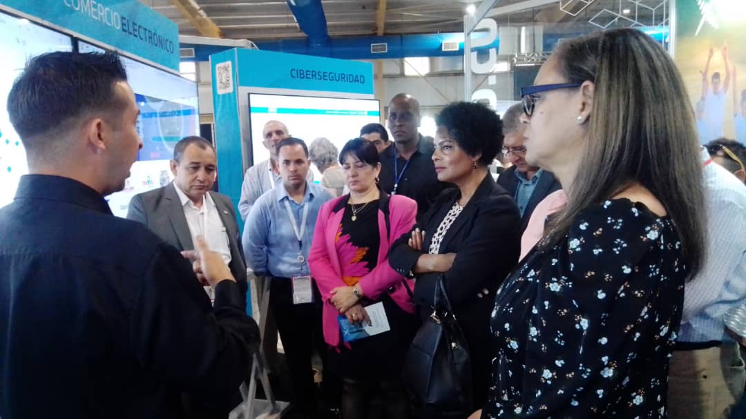 📍 Se realiza la presentación de apk Ticket por <a href="/XETID2/">XETID</a>, una propuesta especial que permite reservar los servicios presenciales en las sucursales bancarias. Participan @JLiliaDelgado Ministra Presidente del <a href="/BancoCentralCub/">Banco Central de Cuba</a> y Rolando Ramírez Concepción, coordinador general Xetid.