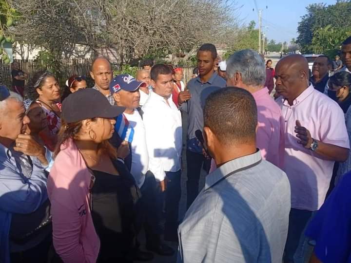 yamiselapa49512's tweet photo. Dialoga nuestro Presidente @DiazCanelB con el pueblo del municipio #CautoCristo .
#FARMOG
#ProvinciaGranma
#GranmaVencerá https://t.co/n6M8cObdRJ