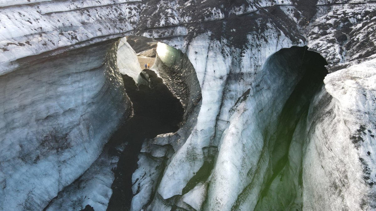 Mesmerizing Ice caves in Iceland are ever-changing 🧊❤️

#truenorth #iceland #icecaves #locationshoot #serviceproductioniceland #filminginiceland