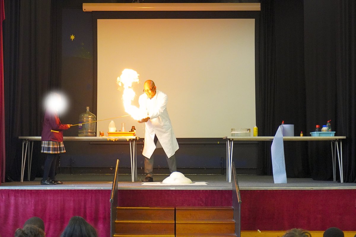 Thank you to Valley School for joining our Prep School's Science Extravaganza with Dr. Bovell! Together, we 'ignited' 🔥 curiosity and explored the wonders of science in an unforgettable event! 🧪🔬 @valleyprimaryschool #scienceinschools #BromleySchools #ChallonerPride