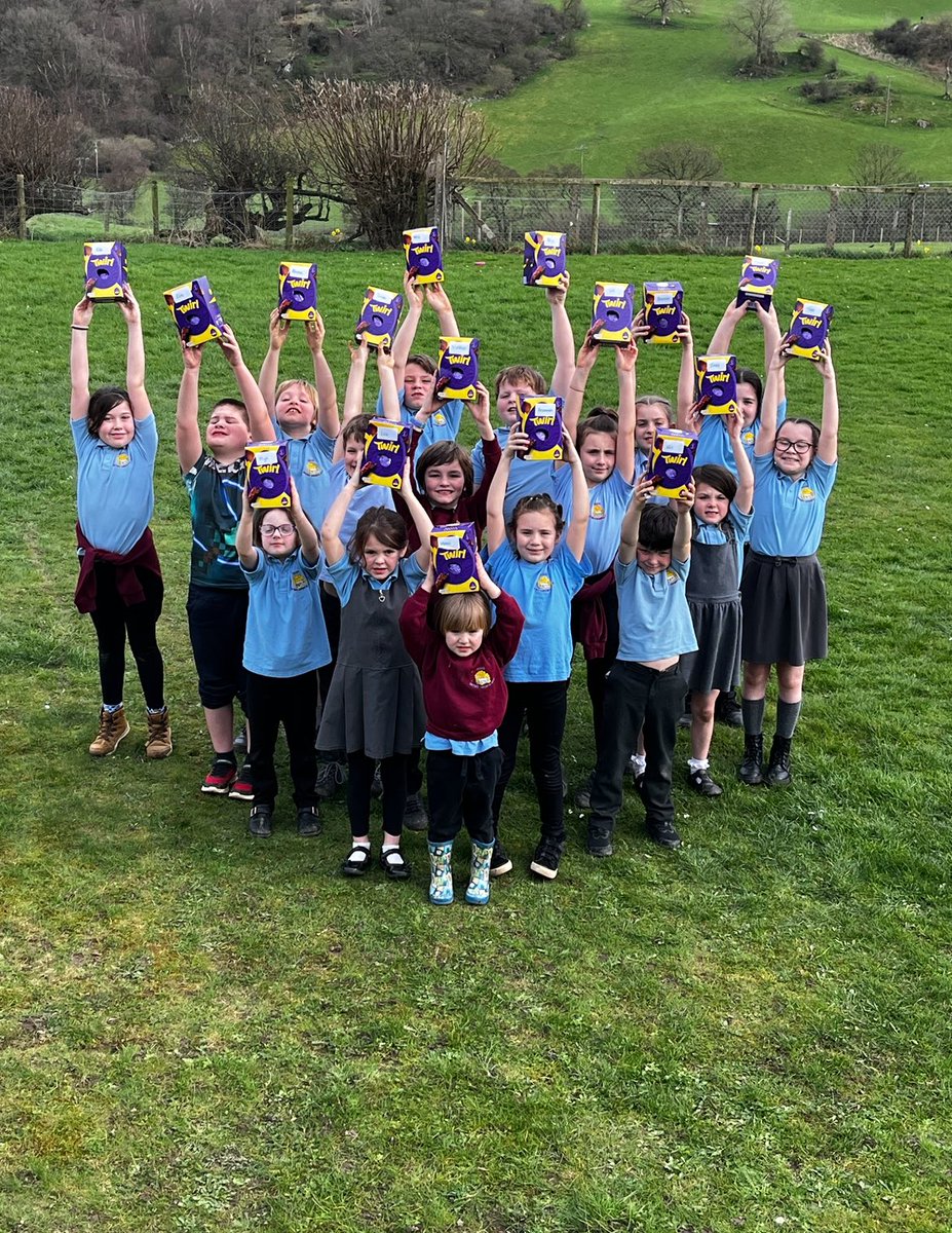 Daeth y gwningen wen i Ysgol Betws GG eto eleni 🐰Am hwyl yn ceisio dod o hyd i’r holl wyau! Diolch yn fawr i’r gymdeithas Rhieni ac Athrawon am drefnu 🐣 The Easter bunny came to visit us again this year 🐰What fun trying to find all the eggs! Thanks to the PTA for organising.