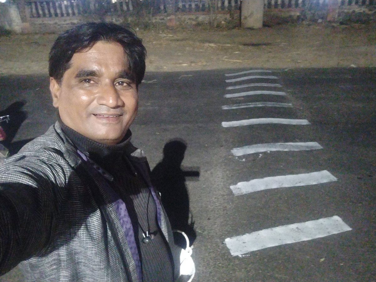 deepakchavan3's tweet photo. 8 मार्च पासून स्व खर्चाने स्पीड ब्रेकर रंगवि��्याचे माझे अभियान
सुरूच

*आज 14 वा दिवस*
एका *दिवसात 24 स्पीड ब्रेकर रंगविले*.

सकाळी 14 आणि आता रात्री 10 असे एकूण 24 स्पीड ब्रेकर रंगविले. 

*आतापर्यंत 164 स्पीड ब्रेकर रंगविले.*

दीपक चव्हाण पत्रकार https://t.co/2VURTx8cI6
