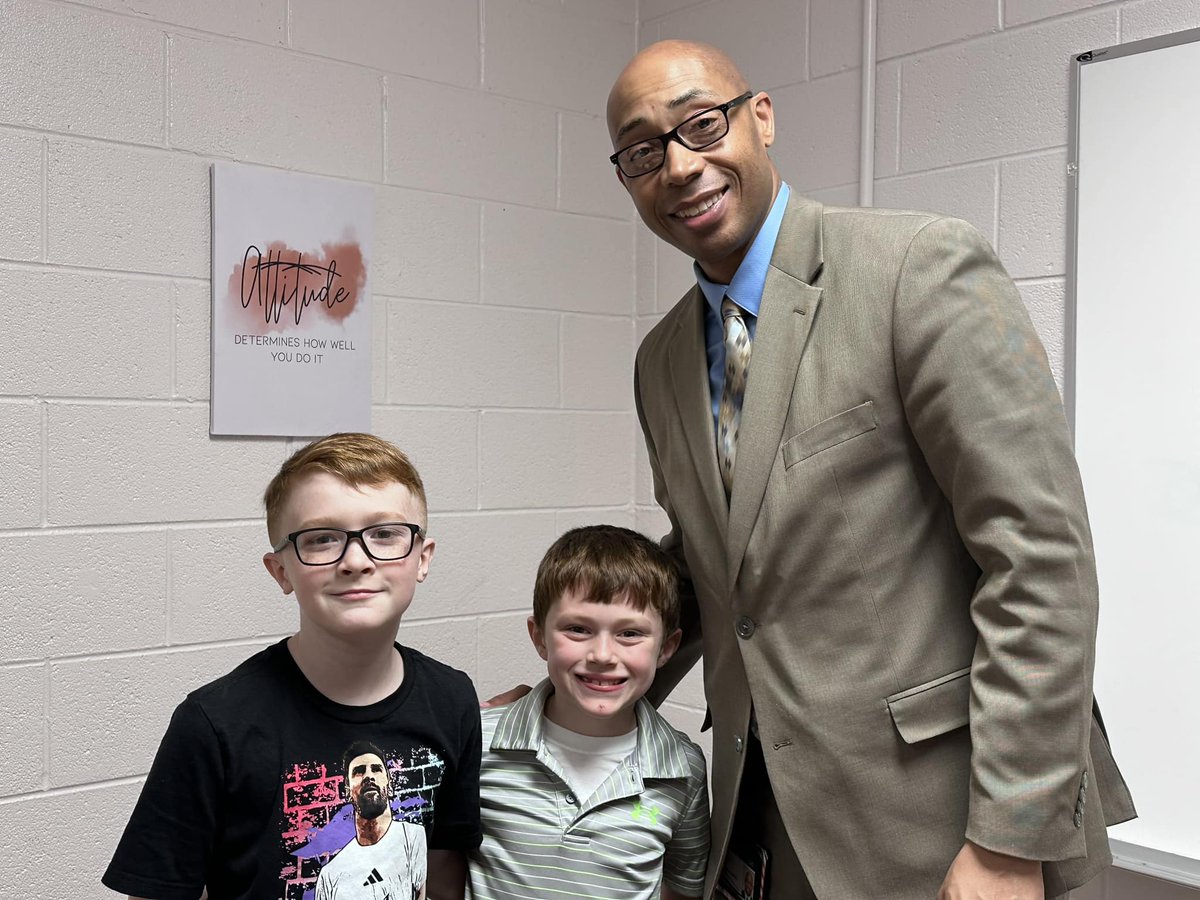 🌟Cameron from @roundraccoons scored big time at the school's PTO Game Night raffle, winning not 1, but 2 exclusive lunches: one with Superintendent Dr. Newman and another with the mayor! On Thursday, Dr. Newman treated Cameron and his friend Gauge to Burger King. 🍔🥤