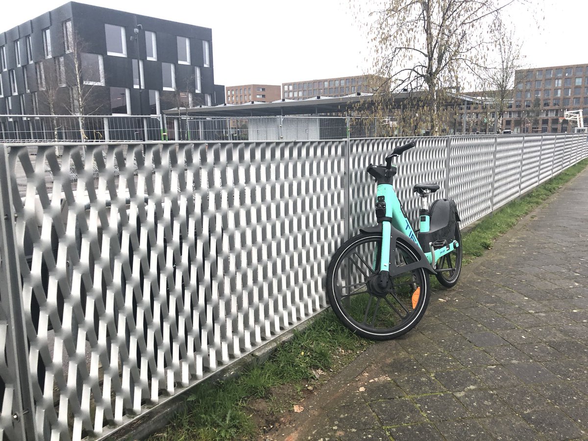 Zijn huurders van de #Tier ebikes in Utrecht oa niet verantwoordelijk voor terugbrengen? #Amaliapark … maar even rechtopgezet…