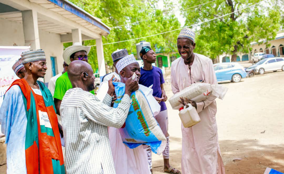 LawalMaidoki's tweet photo. IET SOKOTO FOOD DISTRIBUTION 

We flagged up Islamic Education Trust I.E.T  Sokoto food distribution to less privileged as part of Ramadan Intervention 

Each package consist of 25KG of Rice, 10 KG of Millet, 2 Liters of Oil and a Cash donation to each of 200 beneficiaries. https://t.co/449GtWMIVq