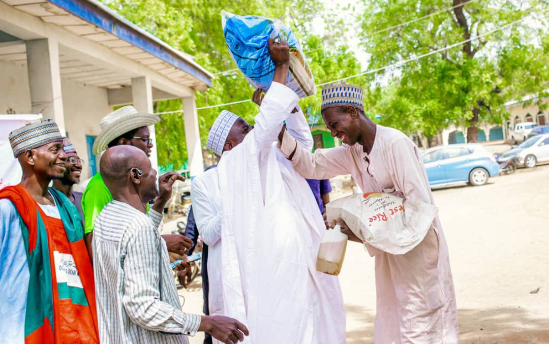 LawalMaidoki's tweet photo. IET SOKOTO FOOD DISTRIBUTION 

We flagged up Islamic Education Trust I.E.T  Sokoto food distribution to less privileged as part of Ramadan Intervention 

Each package consist of 25KG of Rice, 10 KG of Millet, 2 Liters of Oil and a Cash donation to each of 200 beneficiaries. https://t.co/449GtWMIVq