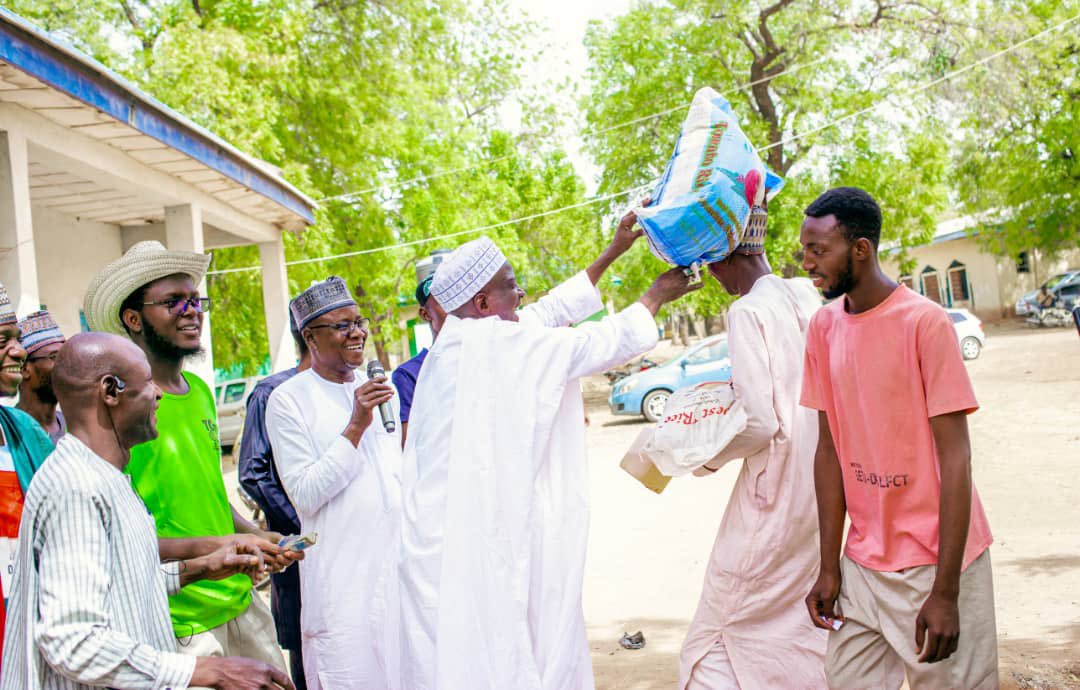 LawalMaidoki's tweet photo. IET SOKOTO FOOD DISTRIBUTION 

We flagged up Islamic Education Trust I.E.T  Sokoto food distribution to less privileged as part of Ramadan Intervention 

Each package consist of 25KG of Rice, 10 KG of Millet, 2 Liters of Oil and a Cash donation to each of 200 beneficiaries. https://t.co/449GtWMIVq