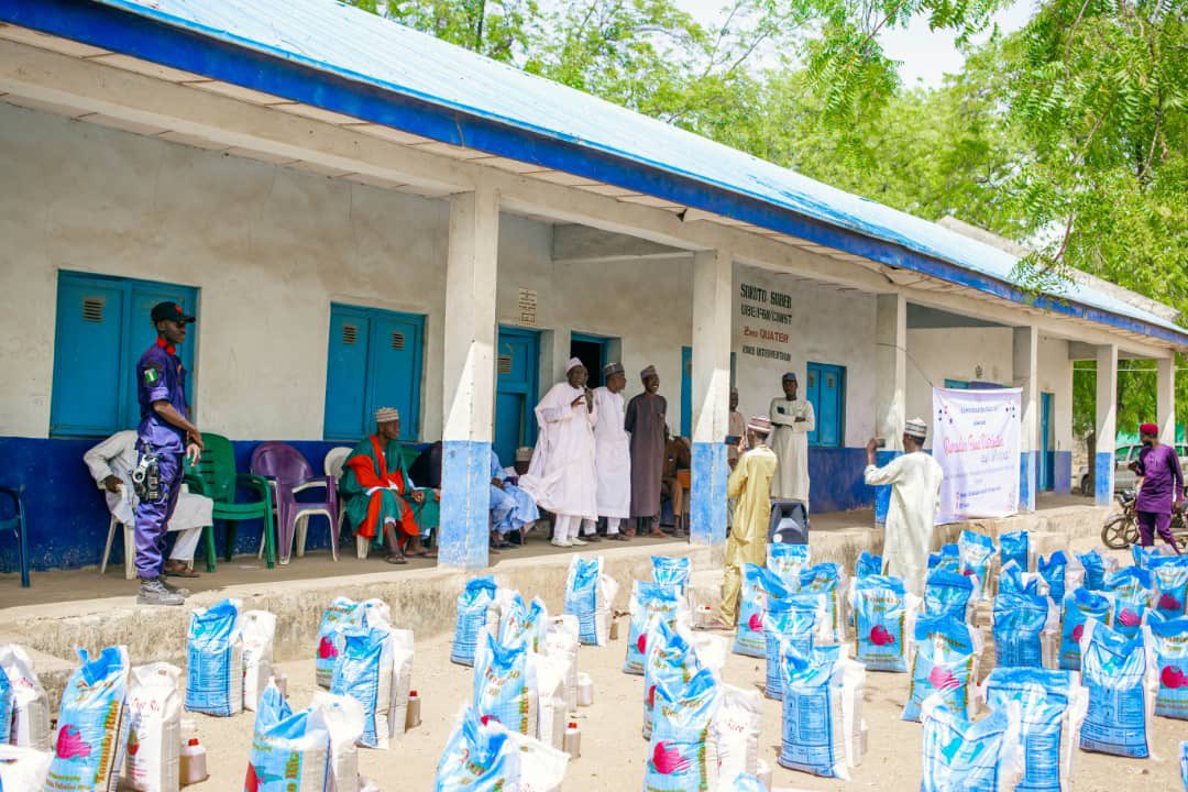 LawalMaidoki's tweet photo. IET SOKOTO FOOD DISTRIBUTION 

We flagged up Islamic Education Trust I.E.T  Sokoto food distribution to less privileged as part of Ramadan Intervention 

Each package consist of 25KG of Rice, 10 KG of Millet, 2 Liters of Oil and a Cash donation to each of 200 beneficiaries. https://t.co/449GtWMIVq
