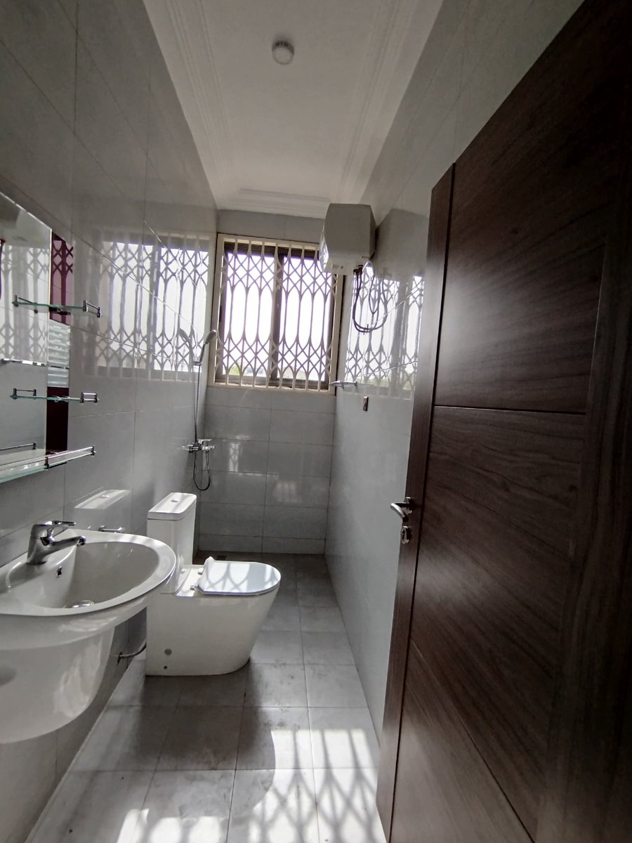 Newly built 1&amp;2 bedrooms apartment for rent at East Legon hills
One master bedroom
Guests washroom
Water heater installed
Fully Airconditioned
Fitted kitchen
24 /7 security surveillance