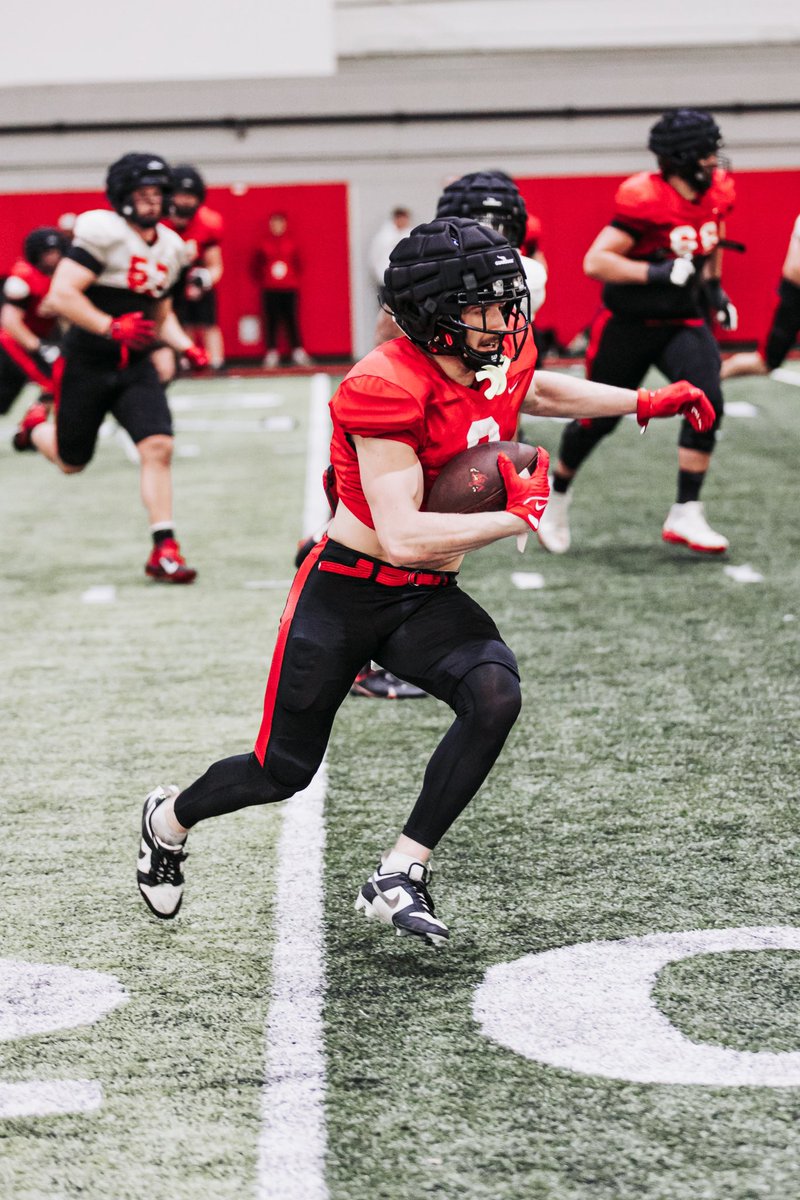 Putting in the work @ballstatefb 📸: @Sam_Findley_ #BallState #WeFly #ChirpChirp #SportsMediaMajor #ncaafootball