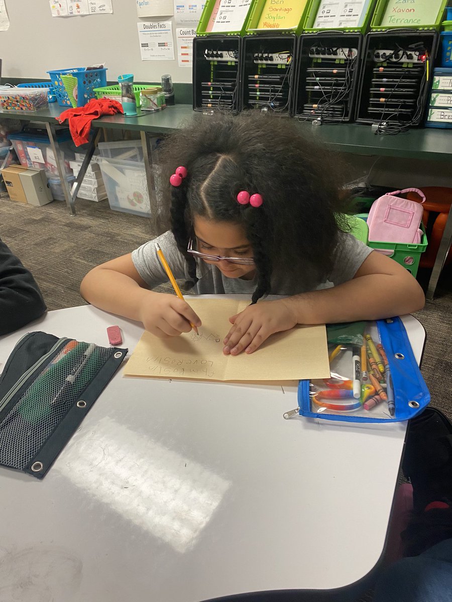1stgraderocks1's tweet photo. We read a book about a card and how it got to grandma. So the kids are practicing their writing by making a card  for someone special! @HumbleISD_HE @ajmteach https://t.co/tIDSQCtX4d