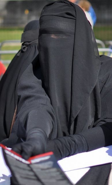 SarahMusli76879's tweet photo. Always set an example for your fellow sisters and spread the word with public flyers ☪️☪️
#niqab #niqabi #veiled #fullyveiled #Muslims https://t.co/xZ2mpVLjus
