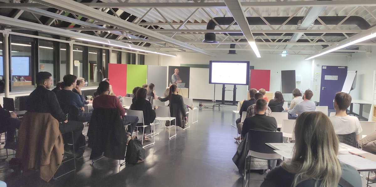 Die #BuildingSmart Regionalgruppe Stuttgart an der #HFTStuttgart mit dem Thema des Abends: "Wie modelliere ich richtig? präsentiert von Ulrich Grau!