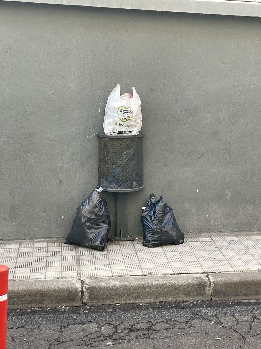 AlbertoToscal's tweet photo. Calle San Juan Bautista, 72. Algunos clientes de alquiler vacacional “apartamentos Bello” usan a menudo la papelera como si fuera un contenedor. Y como además, el servicio de limpieza pasa poco por la zona…@SClimpia @santacruz_ayto @ElojodeSC @carlostarife @PatriciaHdezGut https://t.co/PAJup52cLZ