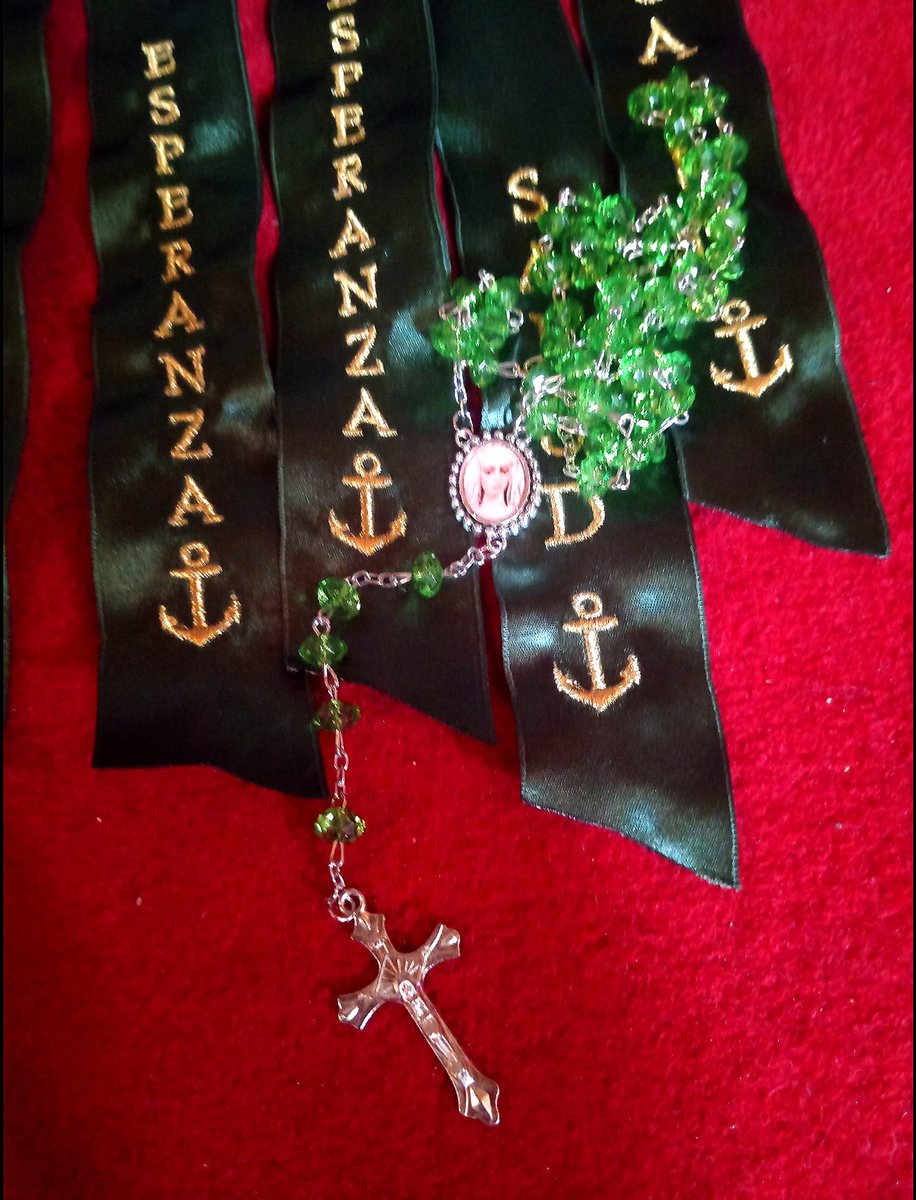 Durante estos días podrás encontrar en nuestra tienda nuevos lazos de la Hermandad bordados con el nombre de nuestros Sagrados Titulares.También tenemos disponibles nuevos rosarios verdes con la Sagrada Imagen de Ntra. Sra. de la Esperanza.
¡No te quedes sin ellos, que se acaban!