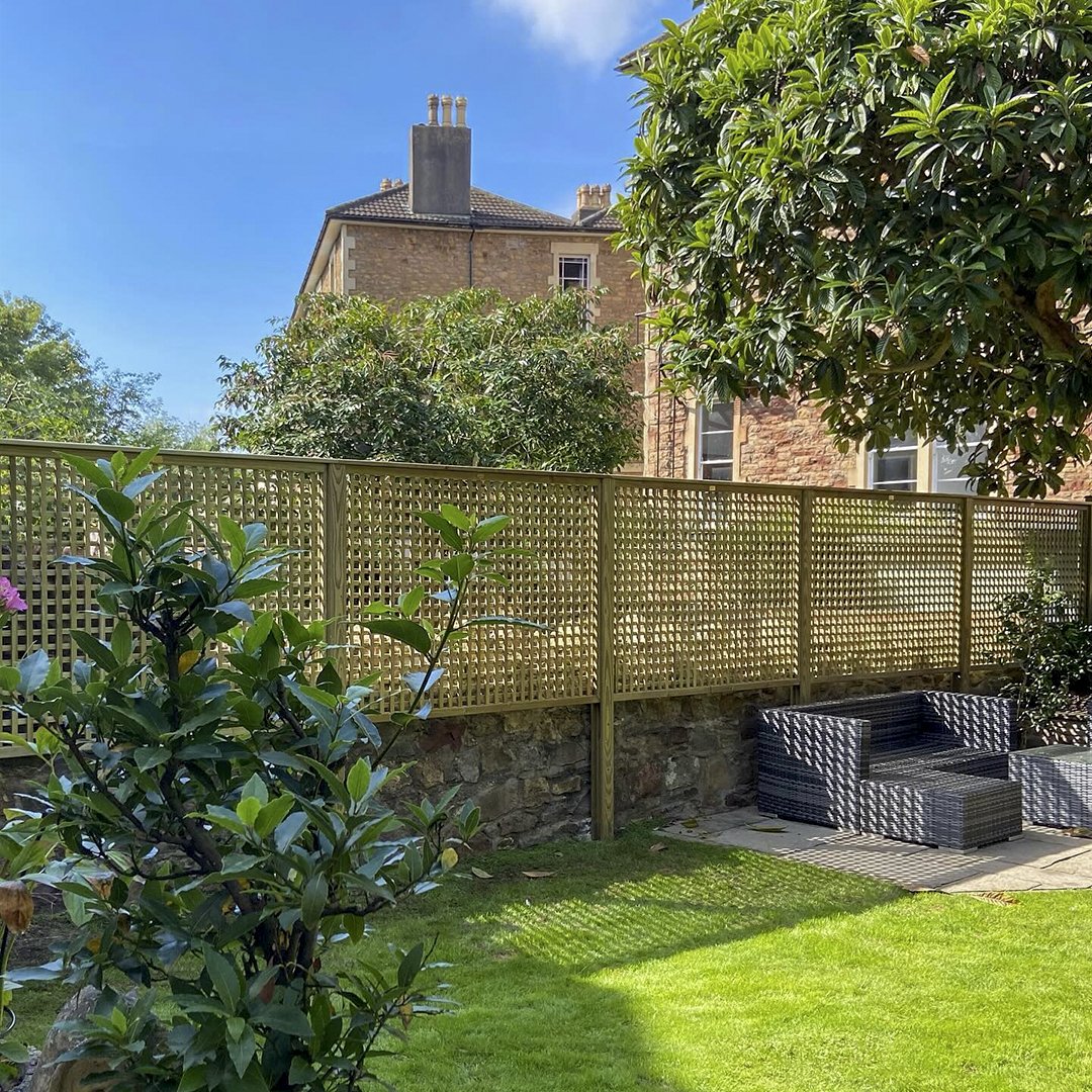 We love this install by EC Fencing featuring our Premier Lattice trellis. Contrasting with the stone wall while creating patches of light interspersed with patches of shadow, perfect for added privacy and relaxing - jacksons-fencing.co.uk/fencing/secret…