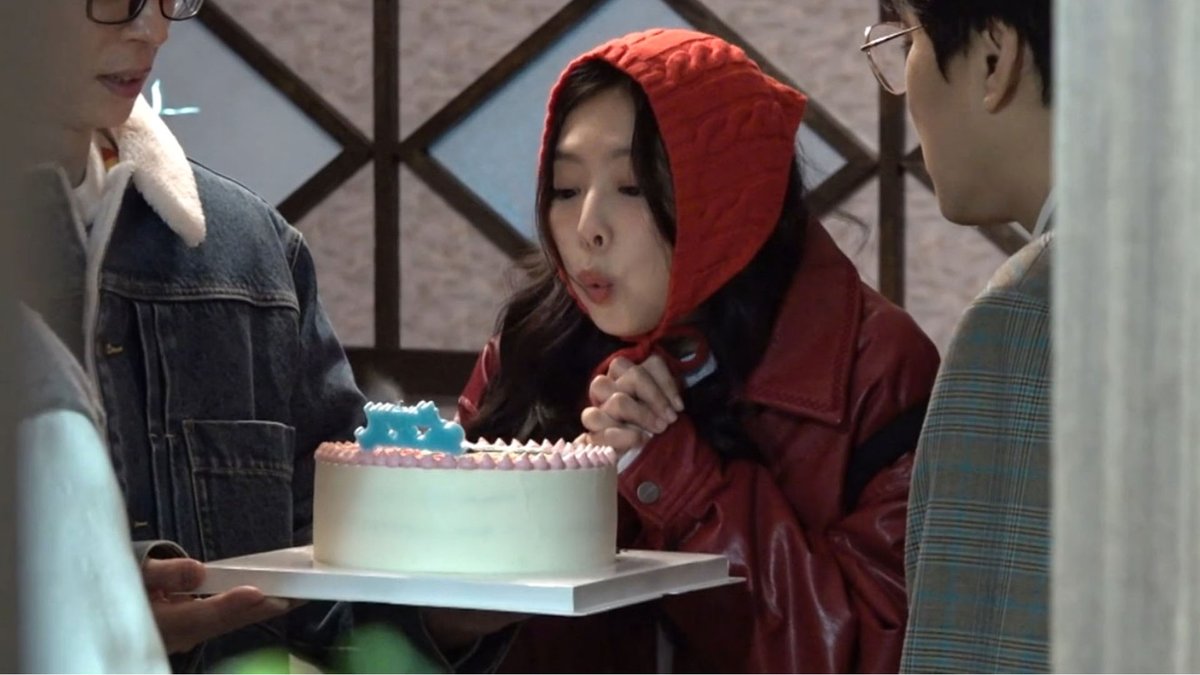 PrimeVideoBR's tweet photo. perdi tudo com o elenco de Apartamento 404 comemorando o aniversário da Jennie 😭😭 fariam essa surpresa p ela?

#Apartamento404 #Apartment404 #JENNIE #RedRidingHoodJENNIE_EP5 https://t.co/oUVcF59S79