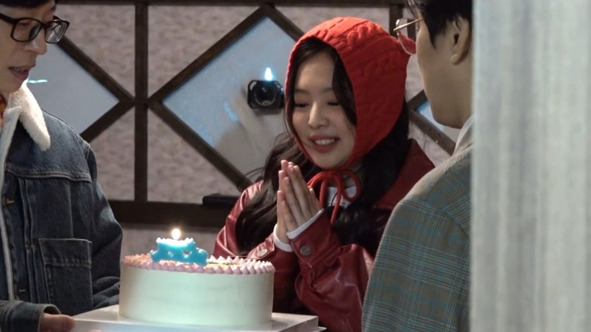PrimeVideoBR's tweet photo. perdi tudo com o elenco de Apartamento 404 comemorando o aniversário da Jennie 😭😭 fariam essa surpresa p ela?

#Apartamento404 #Apartment404 #JENNIE #RedRidingHoodJENNIE_EP5 https://t.co/oUVcF59S79