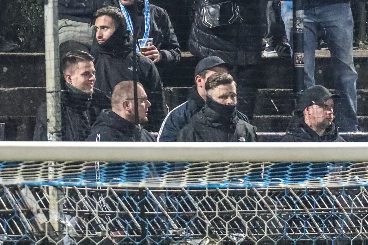 PresseserviceRN's tweet photo. (3/x) Im Neonazi-Milieu von  #Chemnitz tummeln sich eine Vielzahl von Akteuren, darunter auch Etliche aus dem Spektrum der verbotenen Kameradschaft "Nationale Sozialisten Chemnitz".
Einzelne Kameradschaftssympathisierende fanden sich auch im Gästeblock beim Spiel #SVBCFC. https://t.co/FyrqQQV1oT