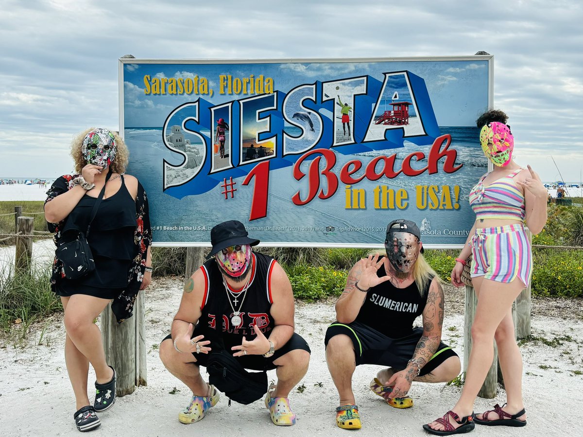 Skunk_alicious's tweet image. Our house tour video on Facebook is everything you could dream of… and scary AF…
#SpringBreakForever #SlutLife #CoverYourFaceAndSaveLives