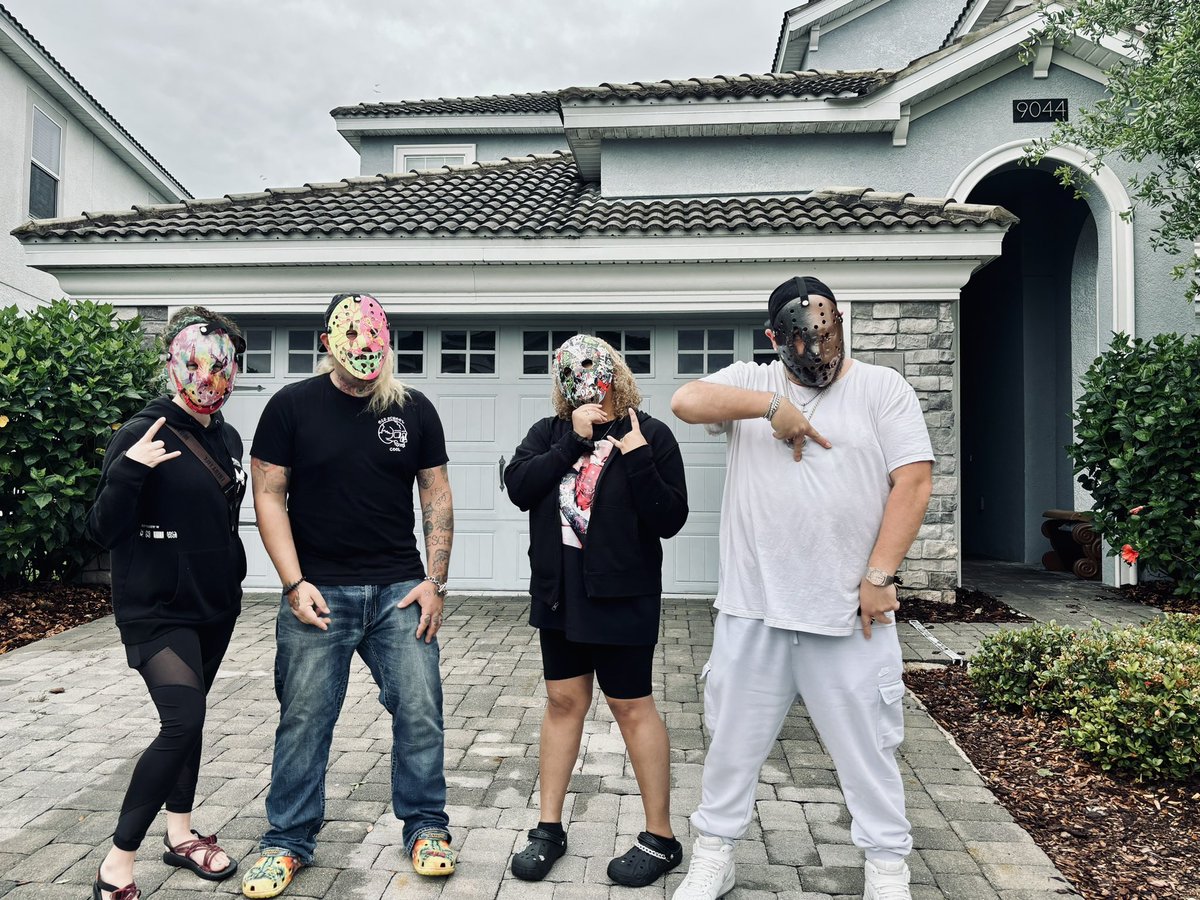 Skunk_alicious's tweet image. Our house tour video on Facebook is everything you could dream of… and scary AF…
#SpringBreakForever #SlutLife #CoverYourFaceAndSaveLives