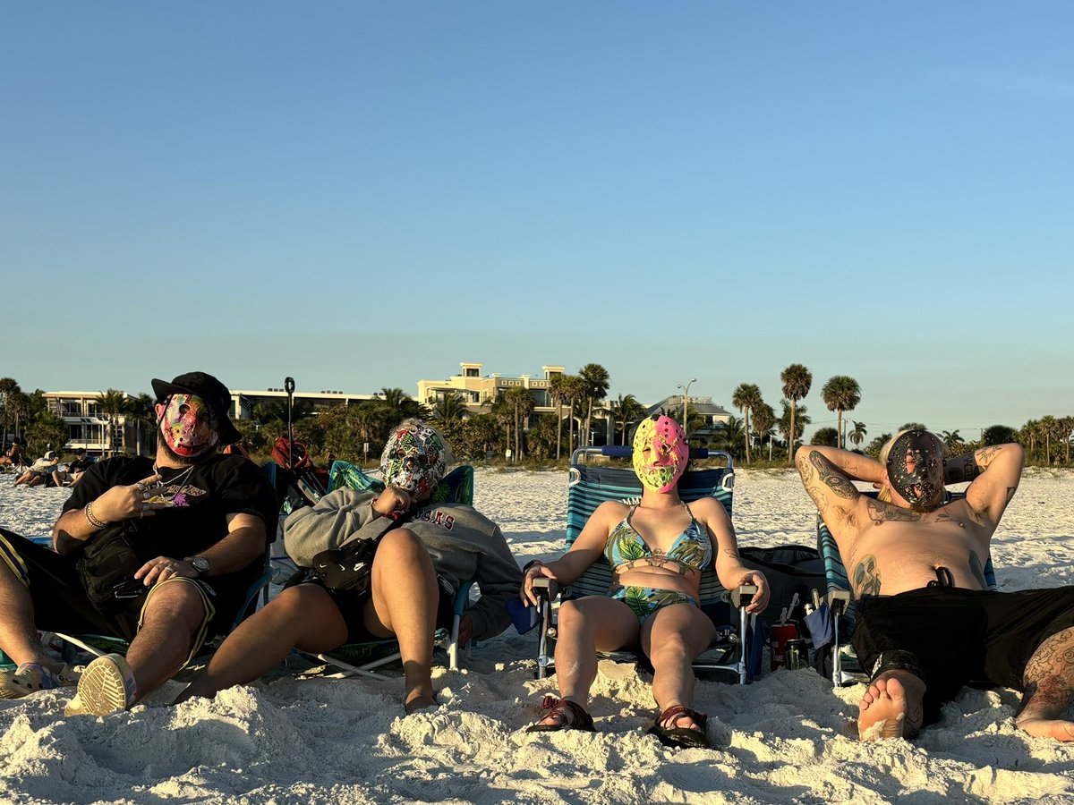 Skunk_alicious's tweet image. Our house tour video on Facebook is everything you could dream of… and scary AF…
#SpringBreakForever #SlutLife #CoverYourFaceAndSaveLives