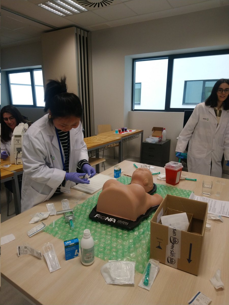 Divertido taller de simulación de Paaf con Fiona y alumnos de tercero de Medicina de @uclm_es en @HospitalUnivTO. Gracias @edusqo por tus consejos. 🙌🙌