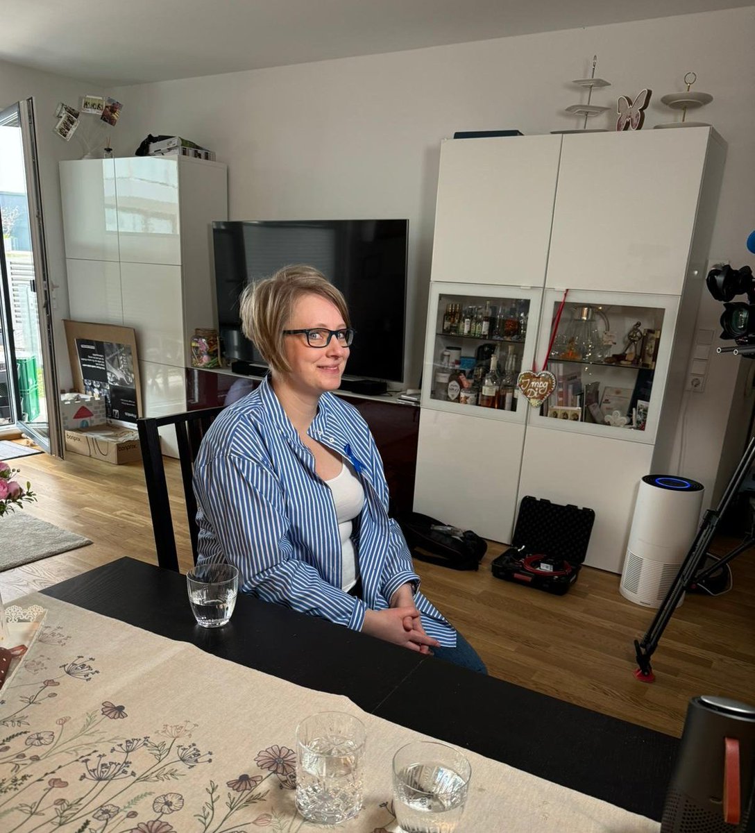 Ulrike_1985's tweet photo. So ein aufregender Tag!
Für den @hrPresse durfte ich heute über die Situation von #mecfs,#PAIS& #PACVS Betroffenen in Hessen & allgemein sprechen. Ein tolles Team war bei uns & dreht noch mit einigen weiteren Betroffenen&Ärzten!
Ich freu mich auf die Ausstrahlung!
Infos folgen. https://t.co/vnyjeFAYAU