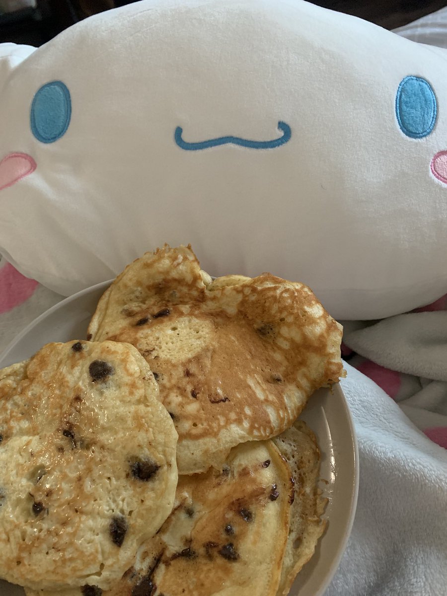 narieats's tweet photo. thursday — chocolate chip pancakes &amp; fruits :) https://t.co/UkLUb20ux4