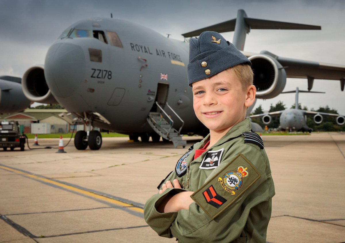 Jacob_The_Pilot's tweet photo. @StuartSowerby1 @Dunkirk_1940 @stgemmashospice @LUFC @leedsrhinos @HelloYorkshire @Yorkshire2018 @YorkshireCCC @TracyBrabin @WYFRS @YorksAmbulance @WYP_LeedsEast If the @ArmyAirCorps say’s ‘hi’, I might put a Captain’s rank slide on my flying suit. Until then they shall be affectionally known as #Pongos 😀 https://t.co/vl0WQRsh8P