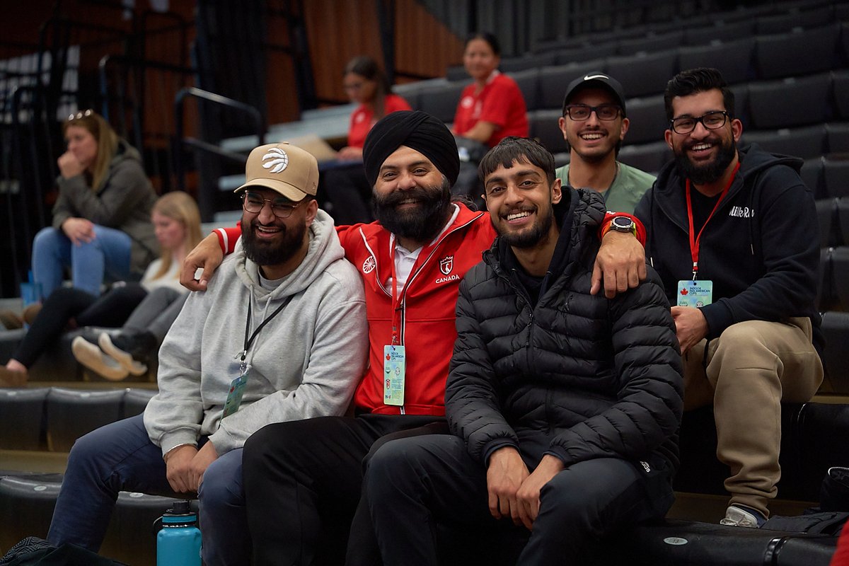 FHalberta's tweet image. Some of the Calgary community enjoying the Panam fun! Join us this evening for playoff action! Bronze and gold medal games run from 3:30-7:30 PM, join us while you can! Link in bio for more info and to buy tickets.

#PanAmericanCups #IPAC #YYCFieldHockey #FieldHockeyAlberta