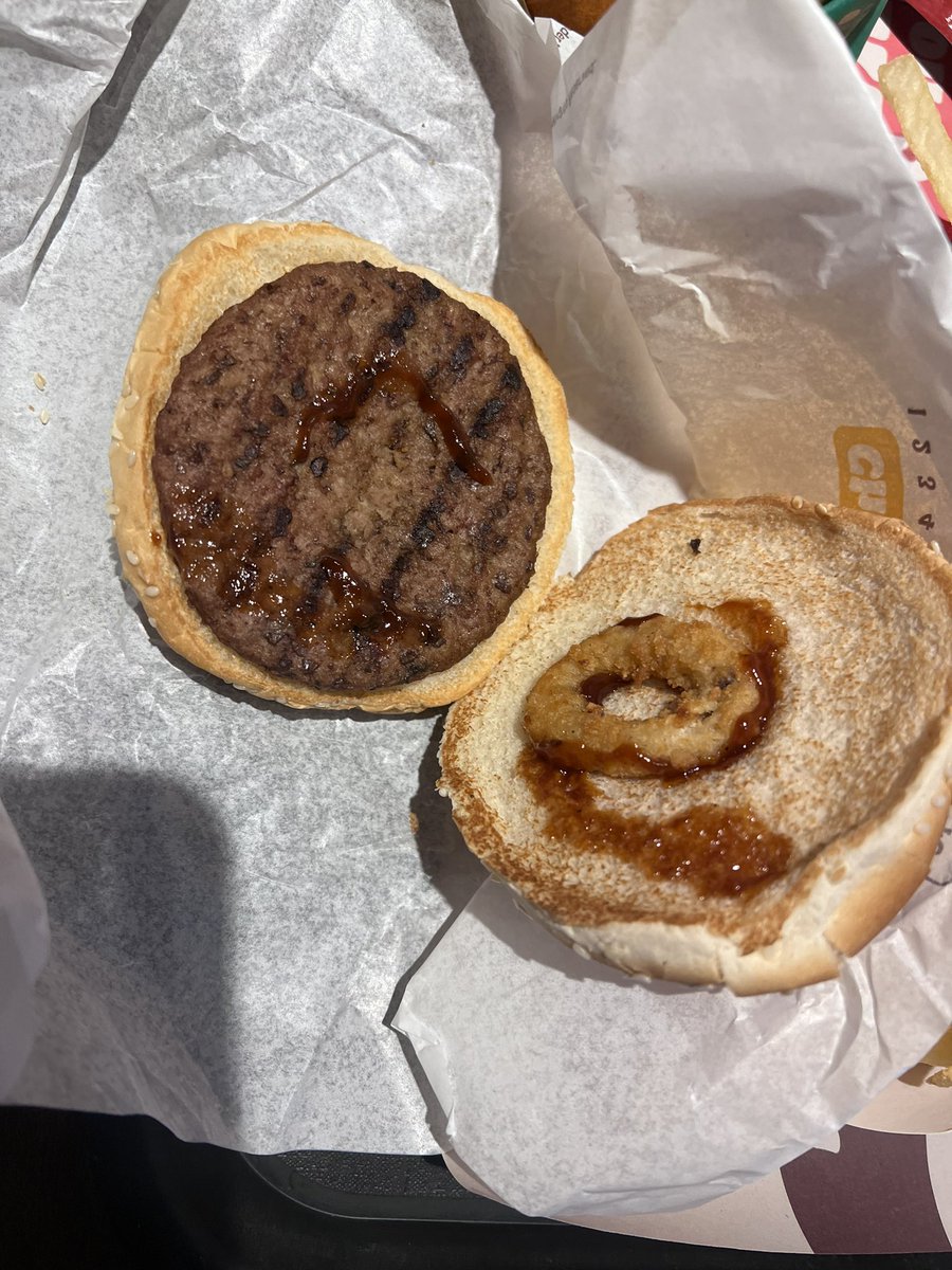 CamileraSweet's tweet photo. Hago mi pedido en @BurgerKing y me entregan algo muy diferente a la imagen que me enseñan y al momento de preguntar a su personal me atienden de forma grosera y tajante en burger king plaza Juárez, bellas artes https://t.co/8ltmFLxVtO