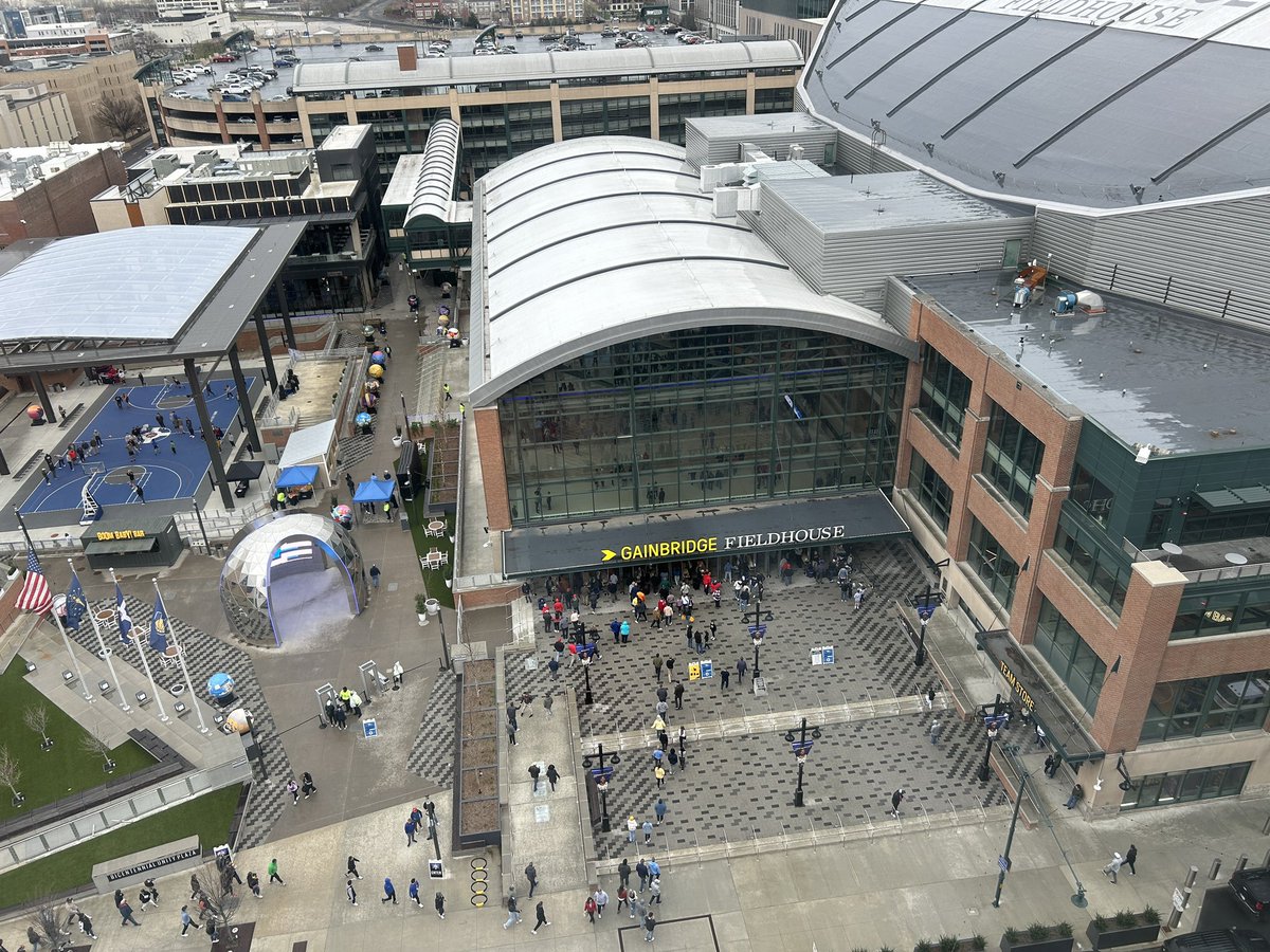 ChrisWill_TV's tweet photo. The First Round of #MarchMadness in Indianapolis is about to begin as No. 15 Western Kentucky tries to upset No. 2 Marquette.

Florida will take the floor at 4:30 p.m. against Colorado.
@WUFTNews @ESPNGainesville https://t.co/JZRmklSeka