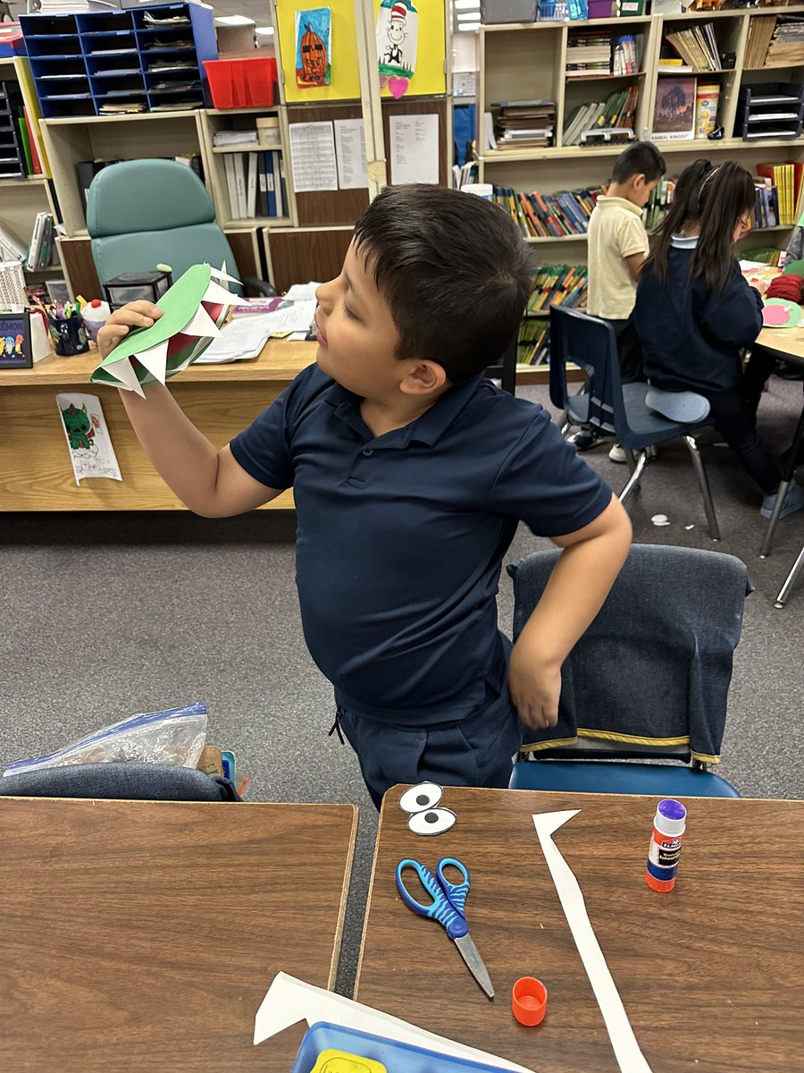 Gallinot_FLC's tweet photo. Watch out! The Venus Flytrap will snap its jaws shut if you trigger it! #behavioraladaptations https://t.co/8zr5zbeMJT