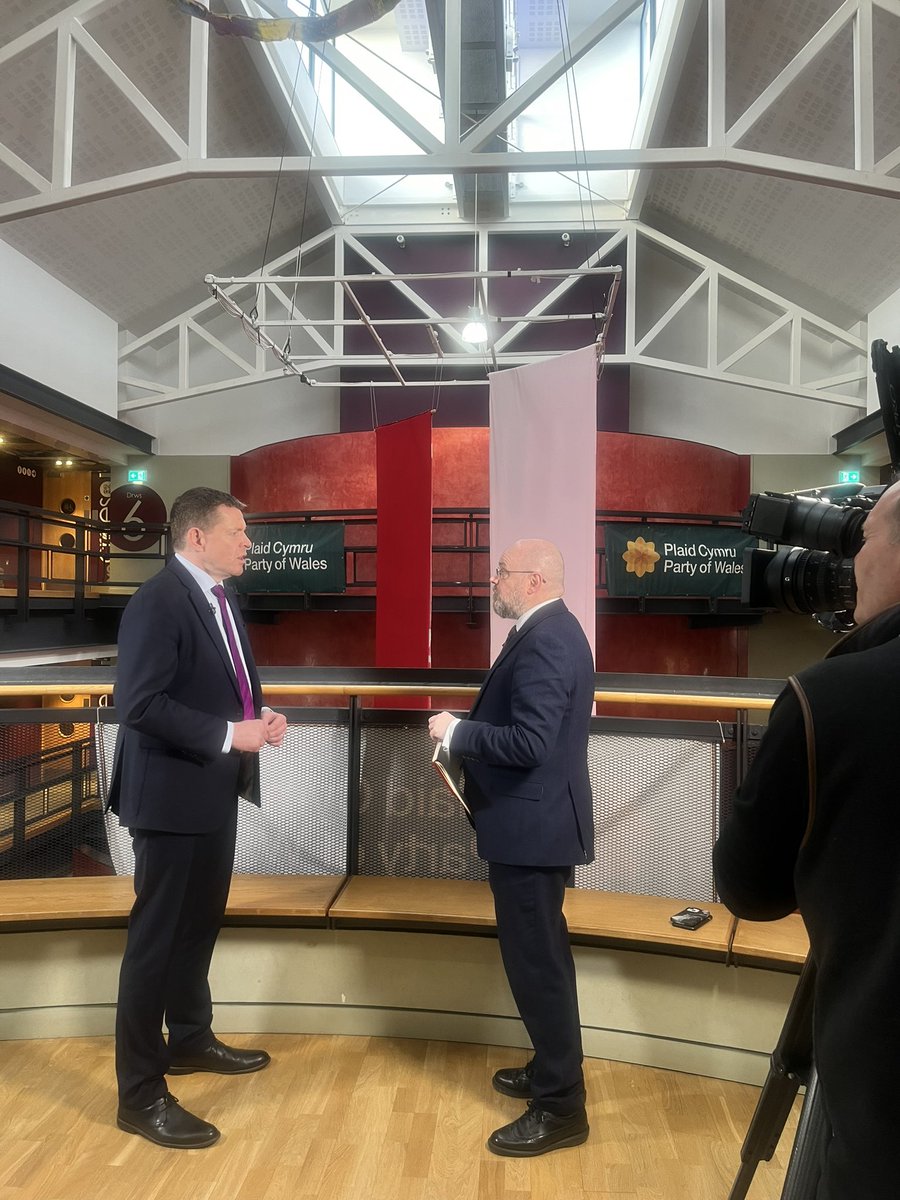 Great to catch up with politicians, old friends and organisations at @Plaid_Cymru conference in Caernarfon today. Join @adrianmasters84 and the @ITVWales team at 6pm for all the latest from the conference 👇🎥